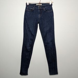 ✨3/$15 J Brand medium wash skinny jean 25